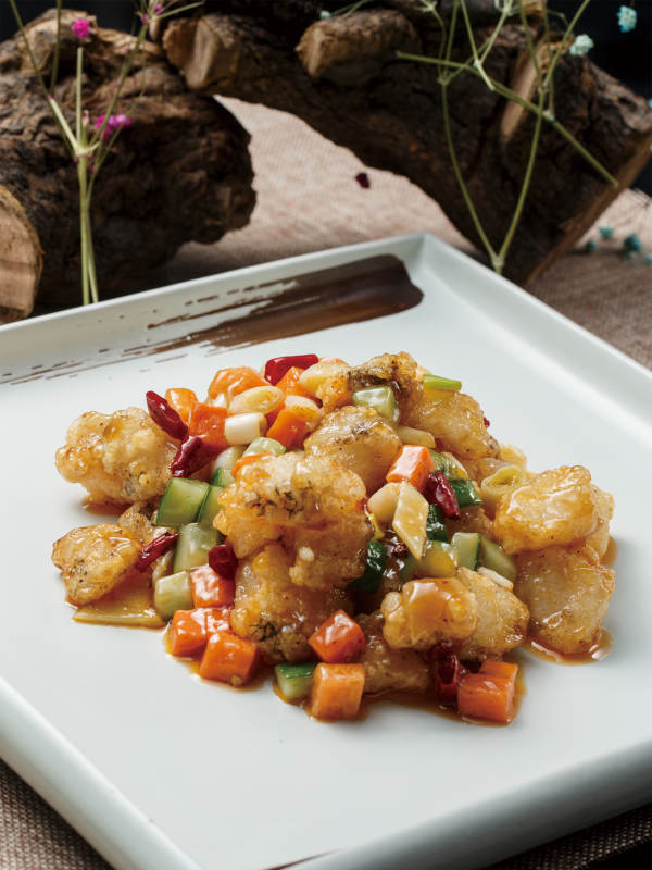 方形青瓷盘装的宫保鳕鱼图片