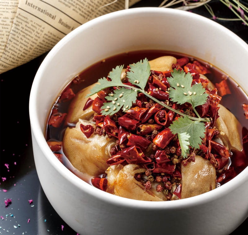 圆形白色汤盆装的麻辣蹄花猪蹄图片