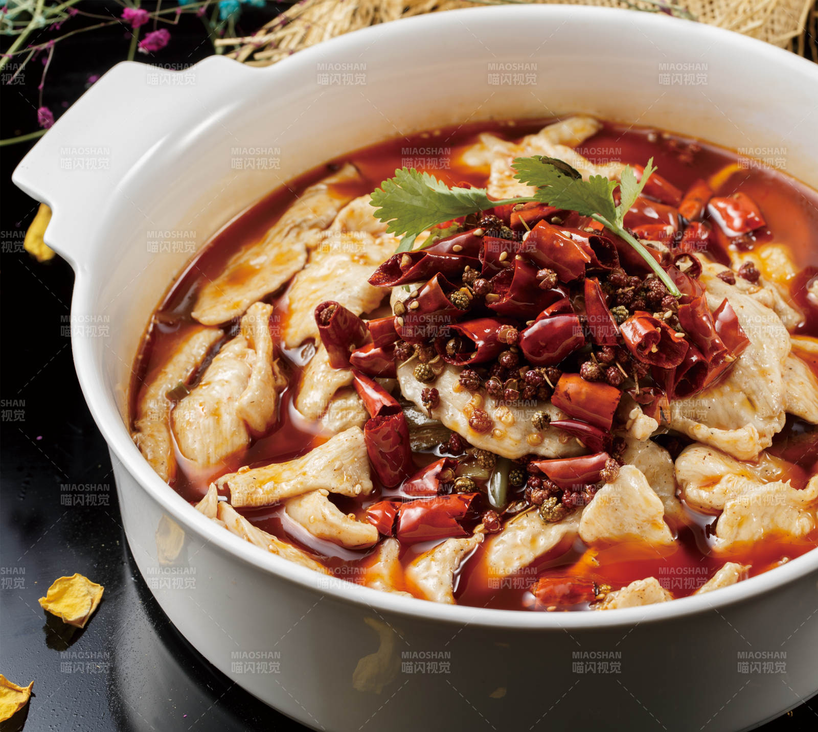 白色耳汤盆装的麻婆功夫鸡图片
