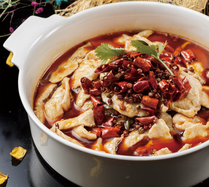 白色耳汤盆装的麻婆功夫鸡图片