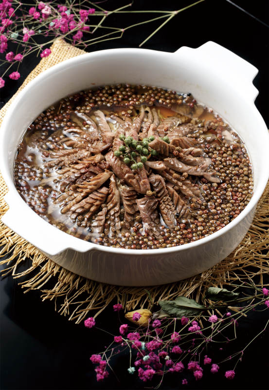 白色耳汤锅装的麻香腰花图片