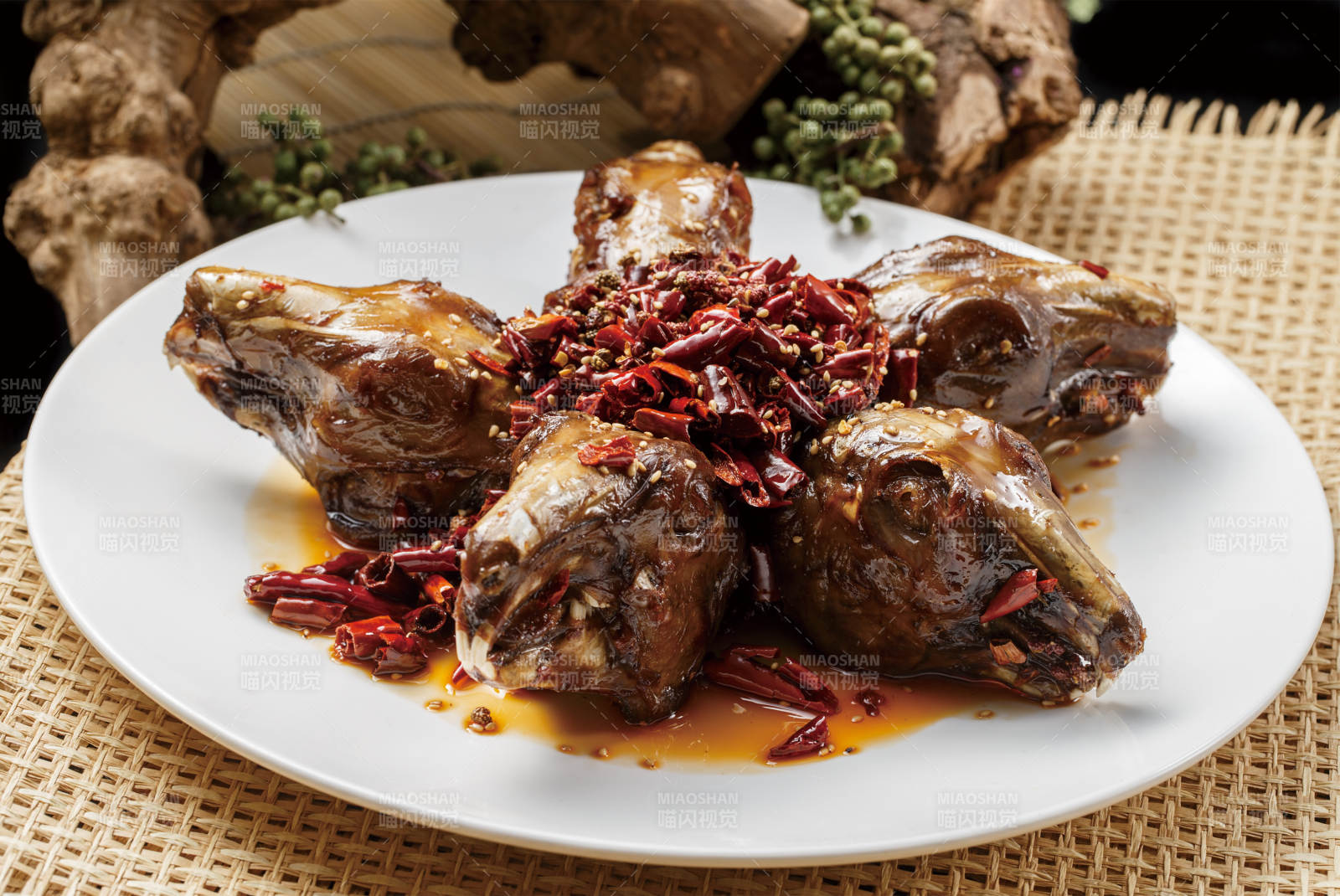 圆形白瓷盘装的麻辣兔头图片