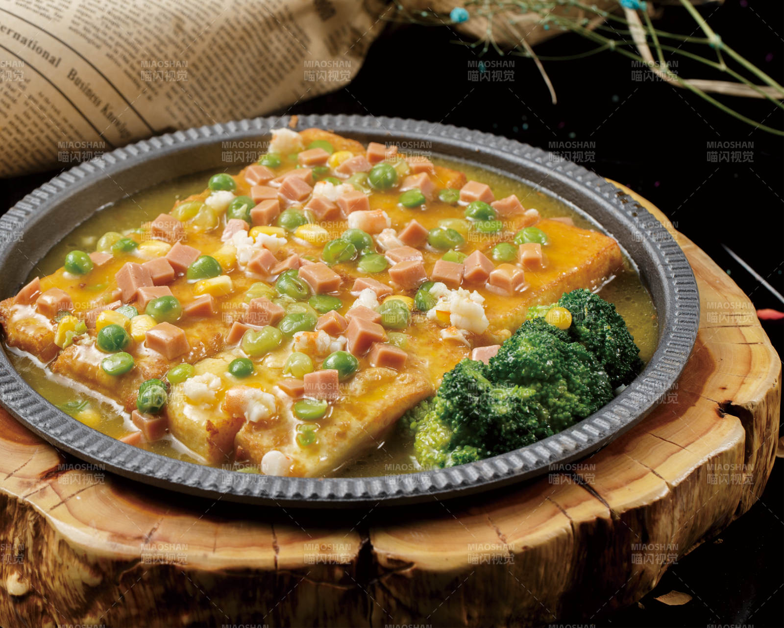 美味铁盘装的铁板焗豆腐图片