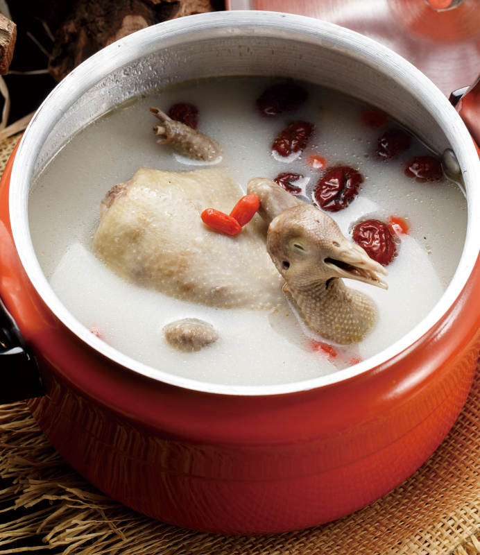 橙色不锈钢汤锅装的天麻乳鸽汤图片