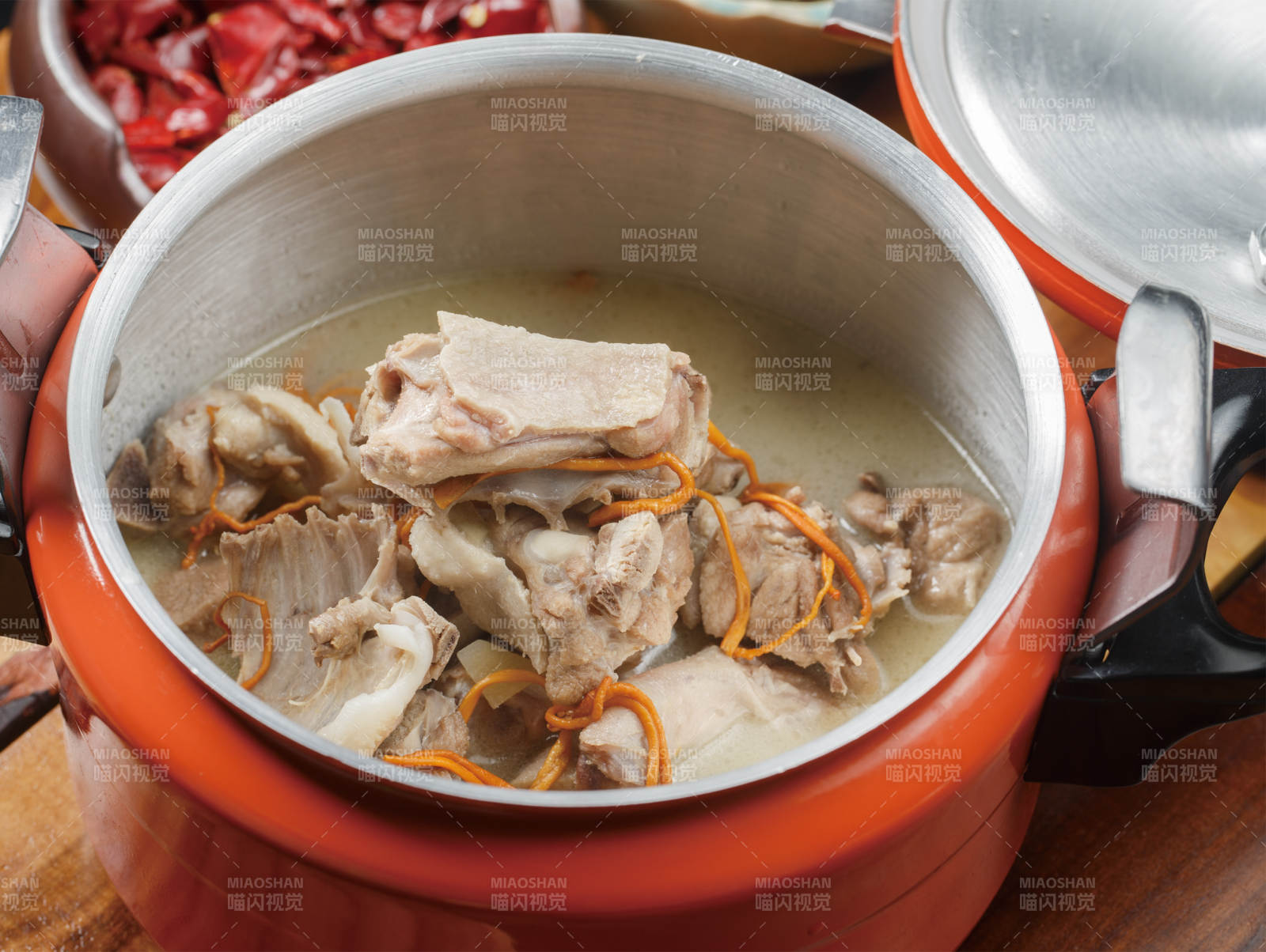 橙色不锈钢铁锅装的虫草花老鸭汤图片
