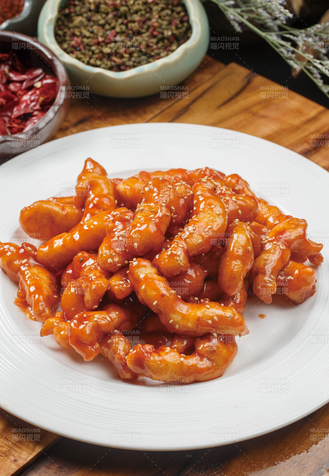 圆形白瓷盘装的糖醋里脊图片