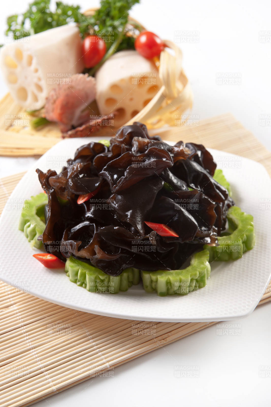 米椒苦瓜捞汁木耳图片