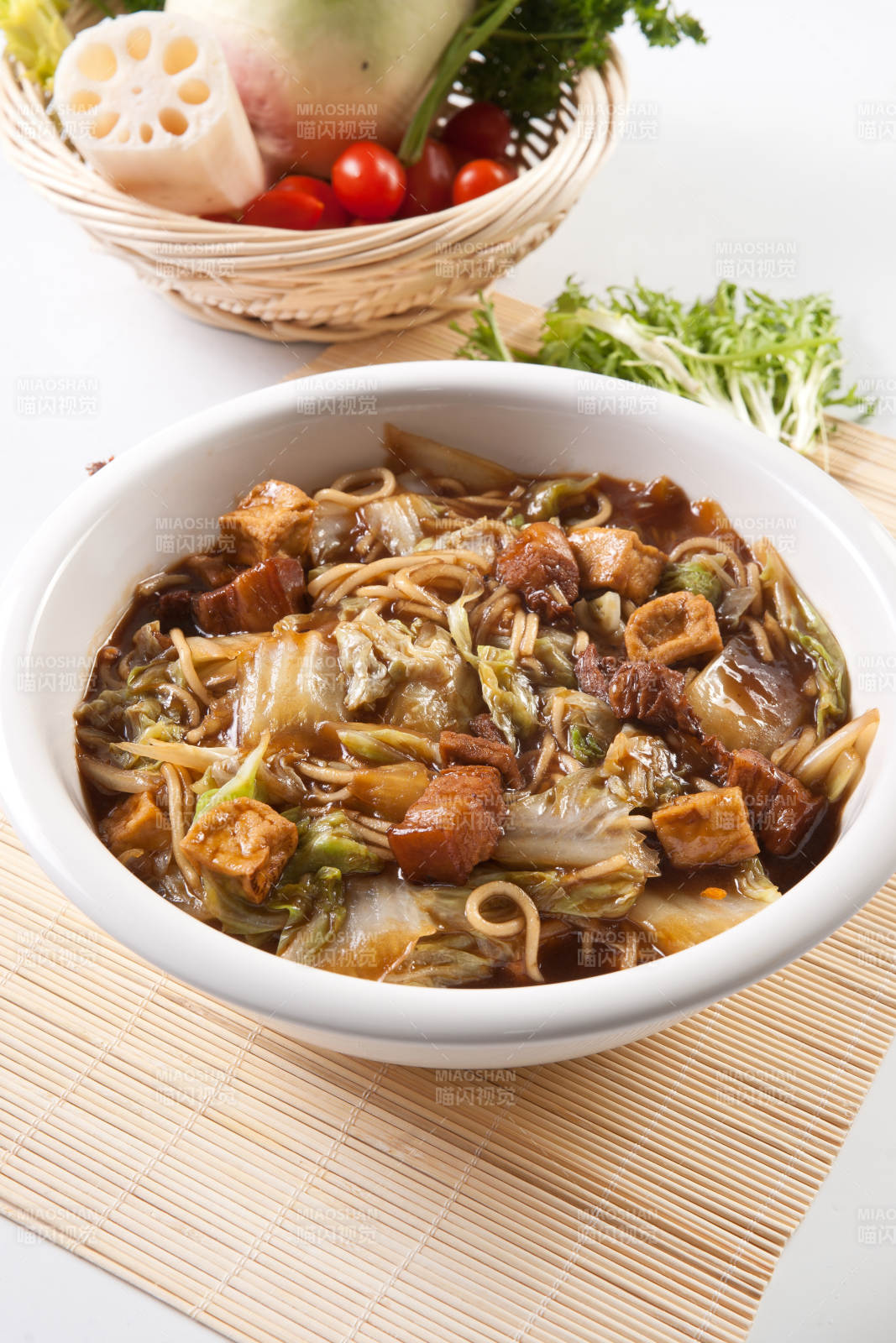 农家红烧肉白菜豆腐炖粉条图片