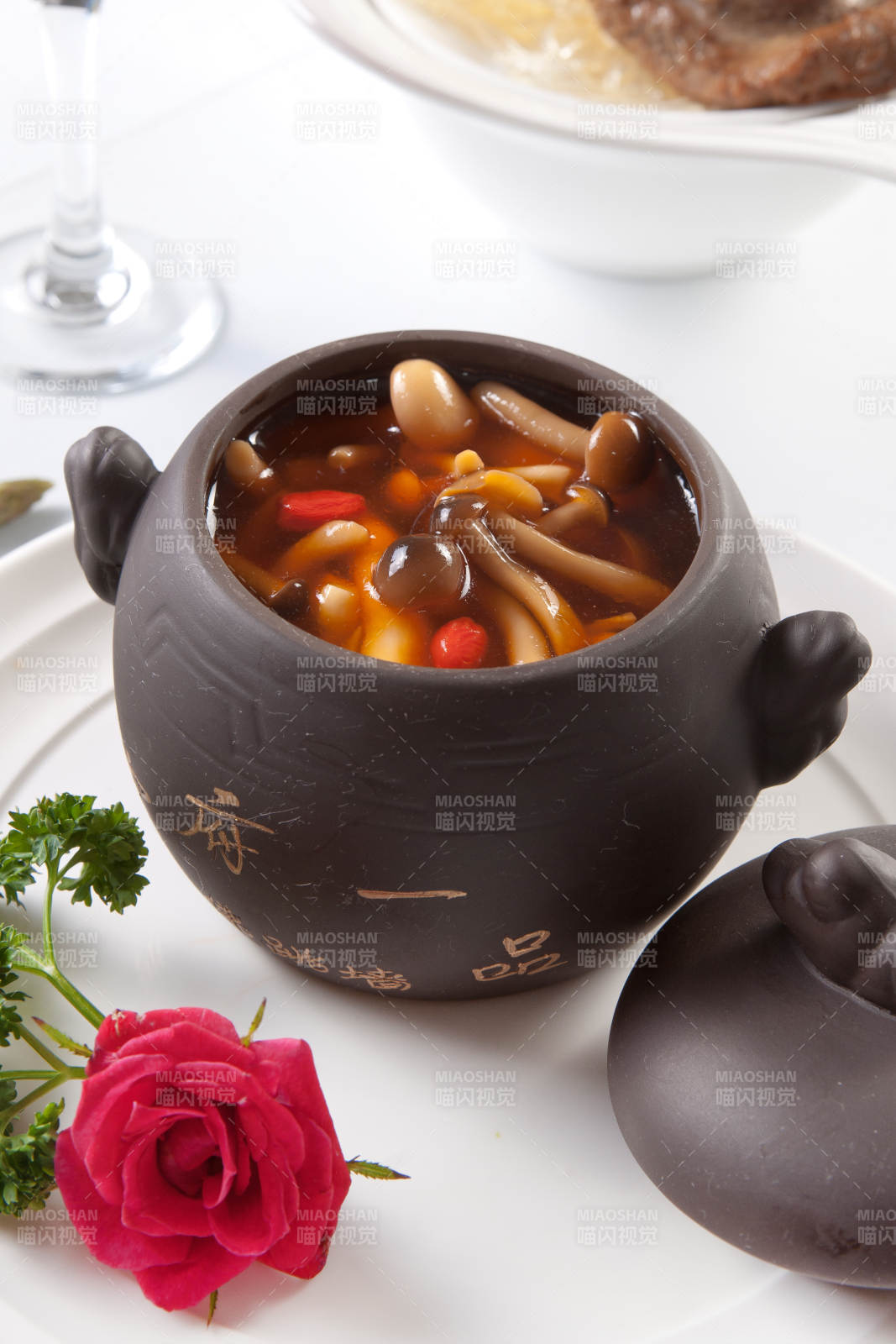 枸杞山珍菌浓汤素佛跳墙图片