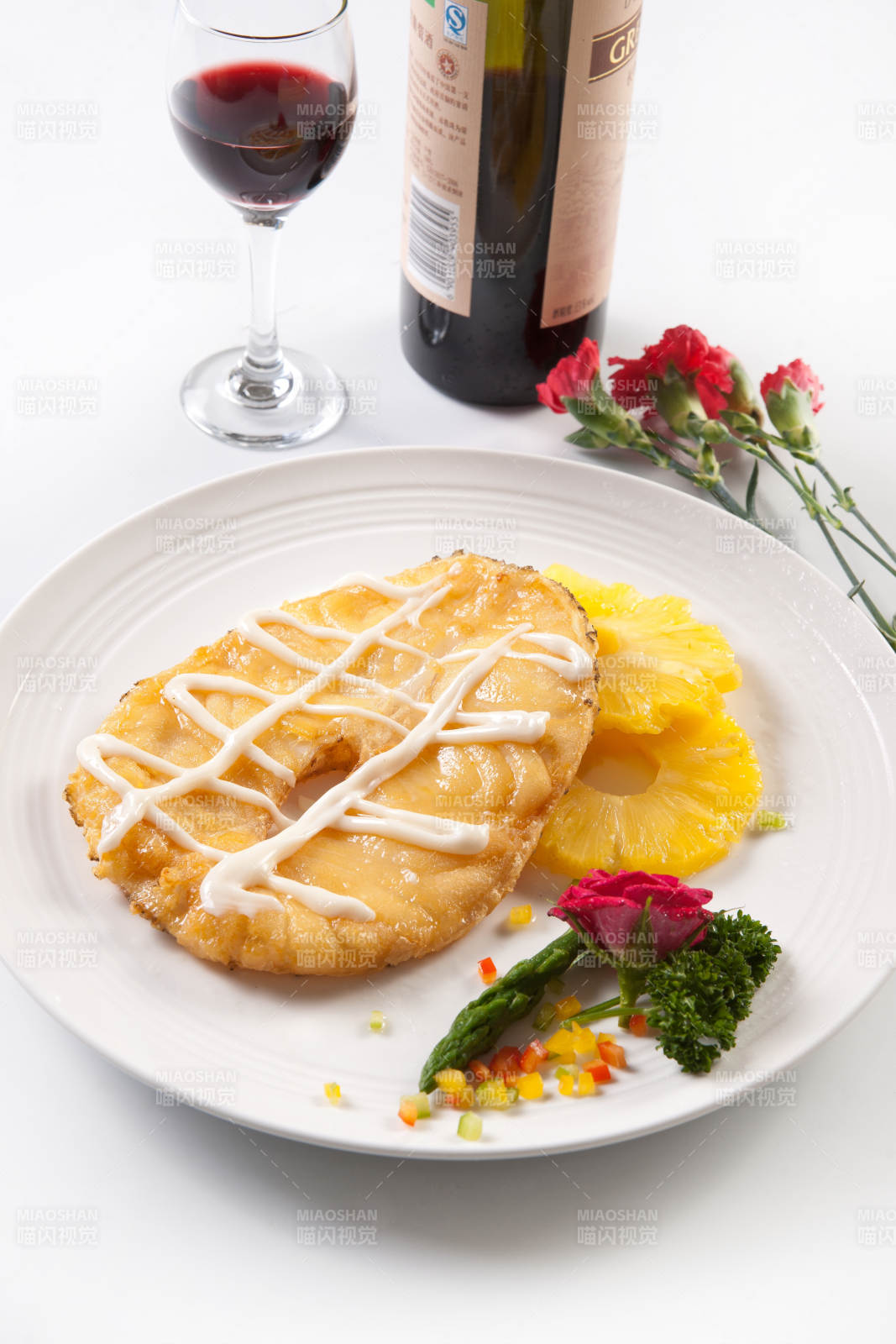 菠萝片配香炸银鳕鱼图片