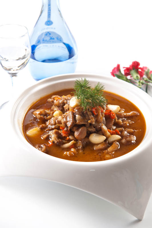 蒜子浓汤酱炖筋头巴脑五花肉图片