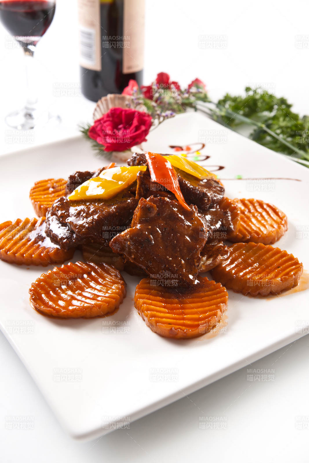 彩椒杏鲍菇酱爆牛仔骨图片