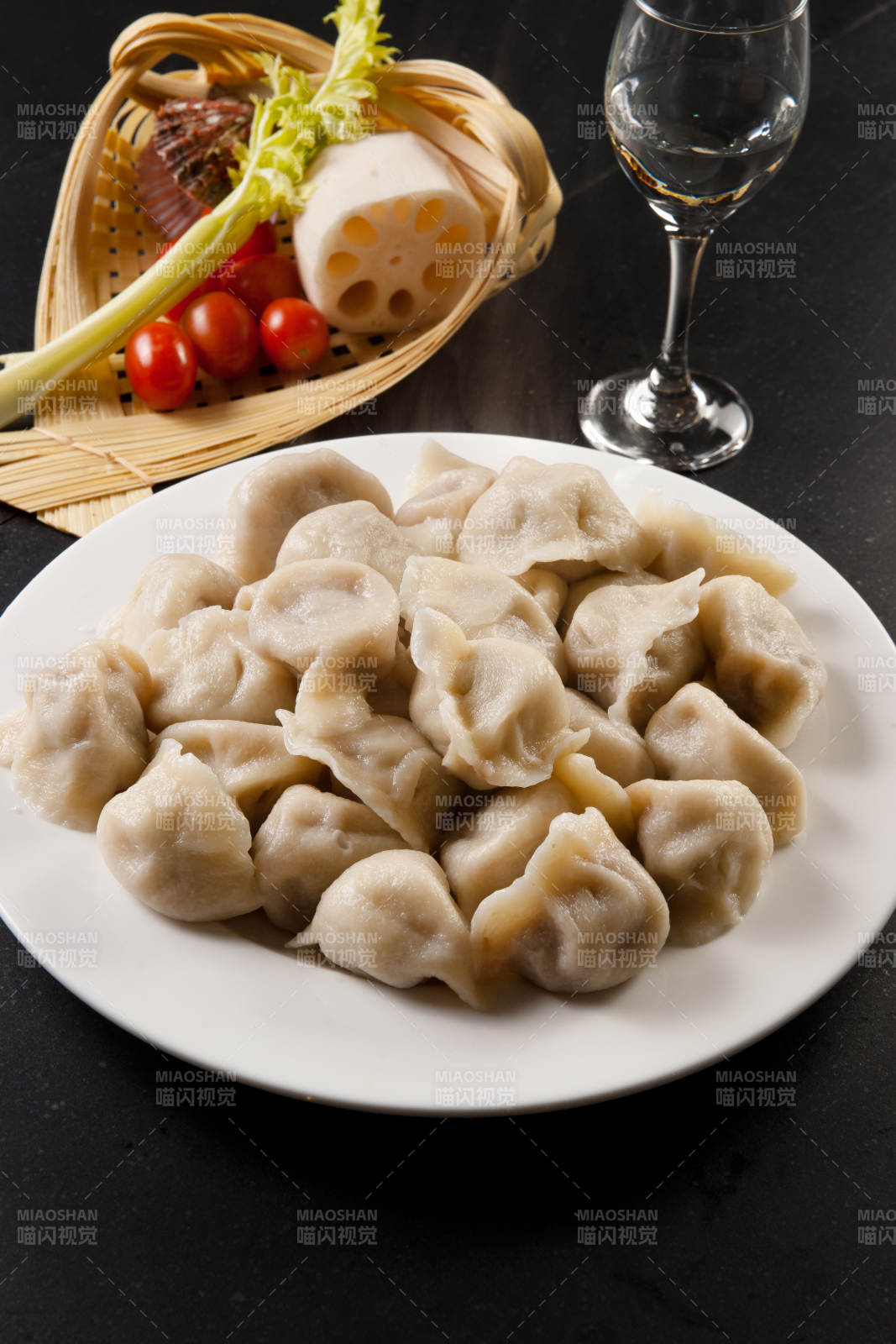 现包手工猪肉白菜饺子图片