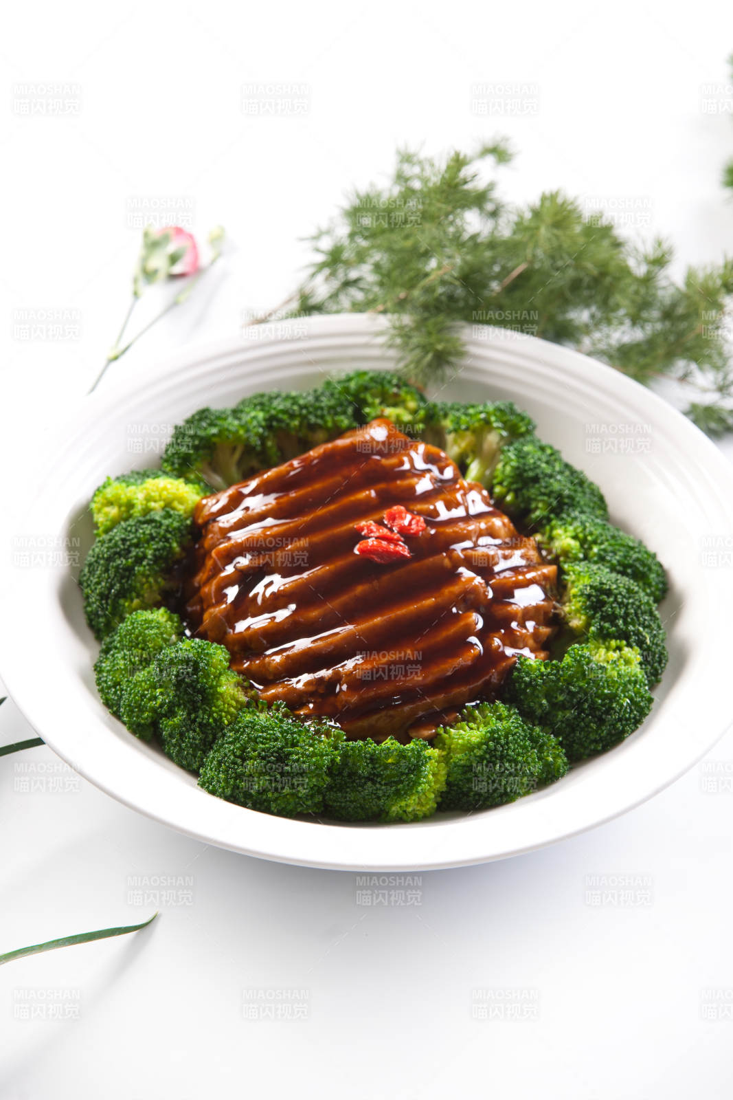 梅菜扣肉配西蓝花图片