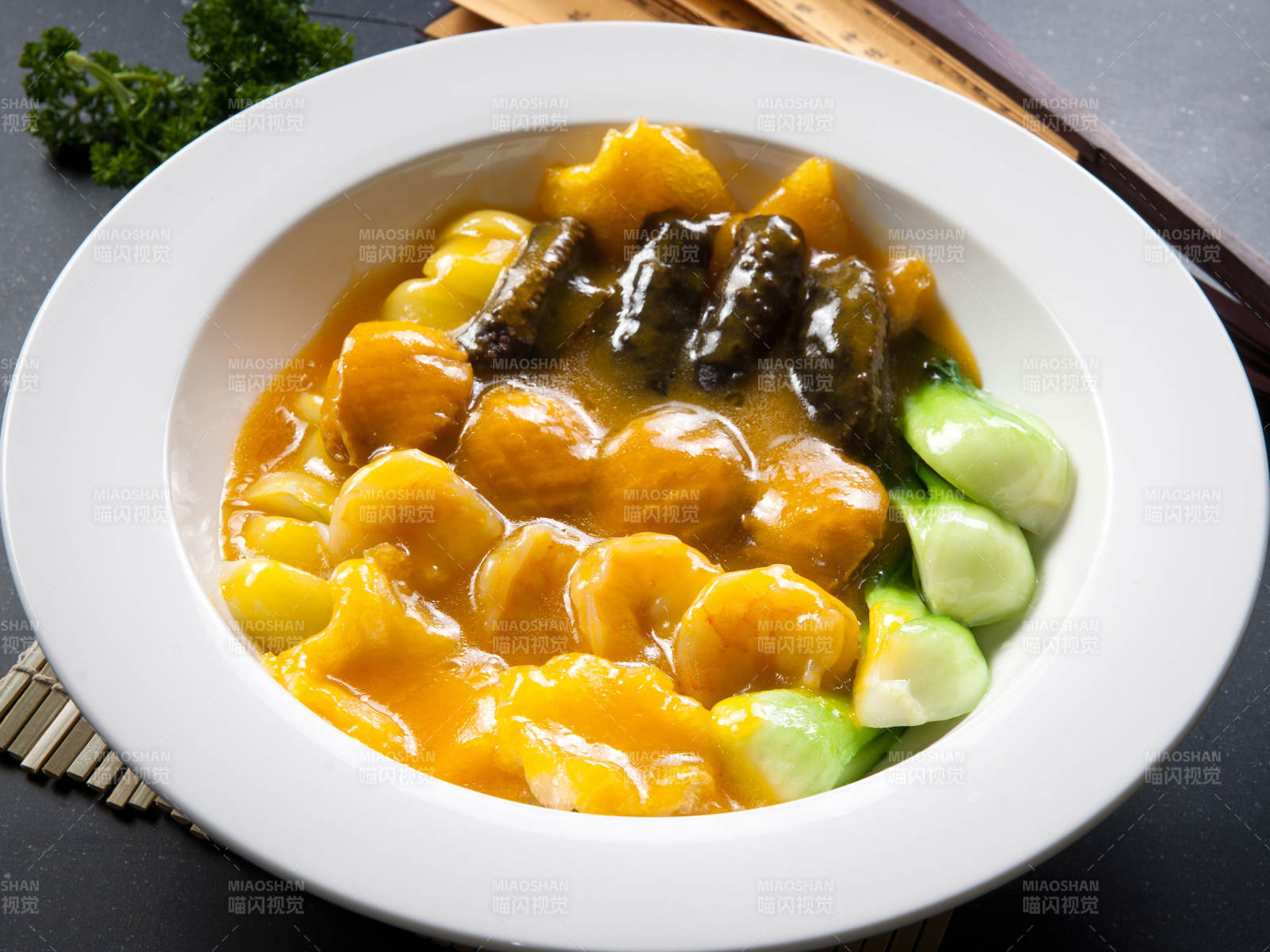 美味浓汤炖海鲜图片