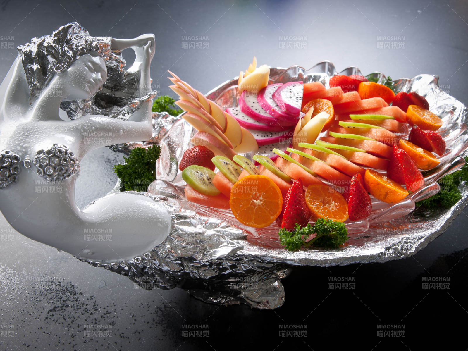精美餐具装的的水果盘图片