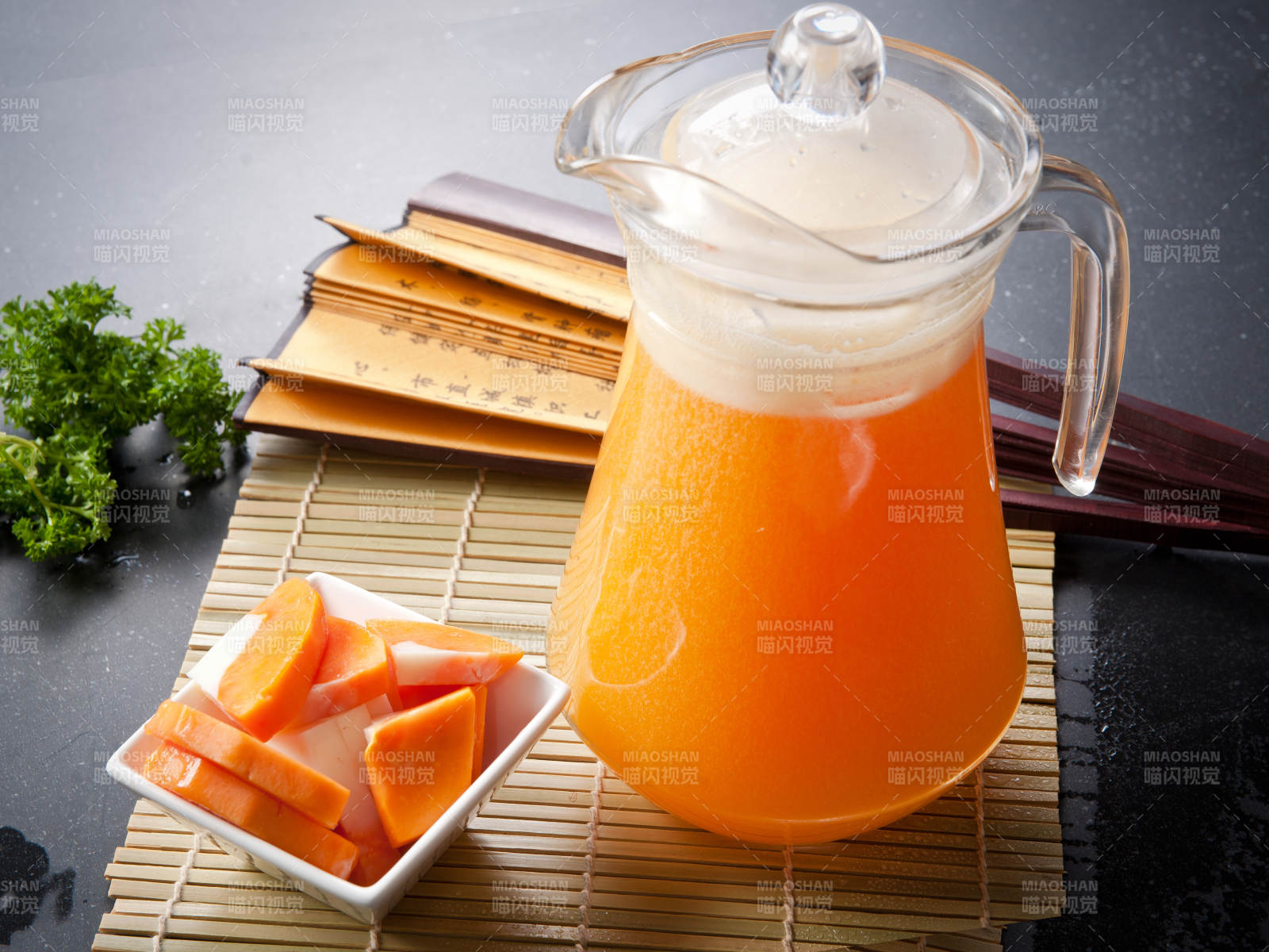 玻璃器皿装的鲜榨果蔬汁图片