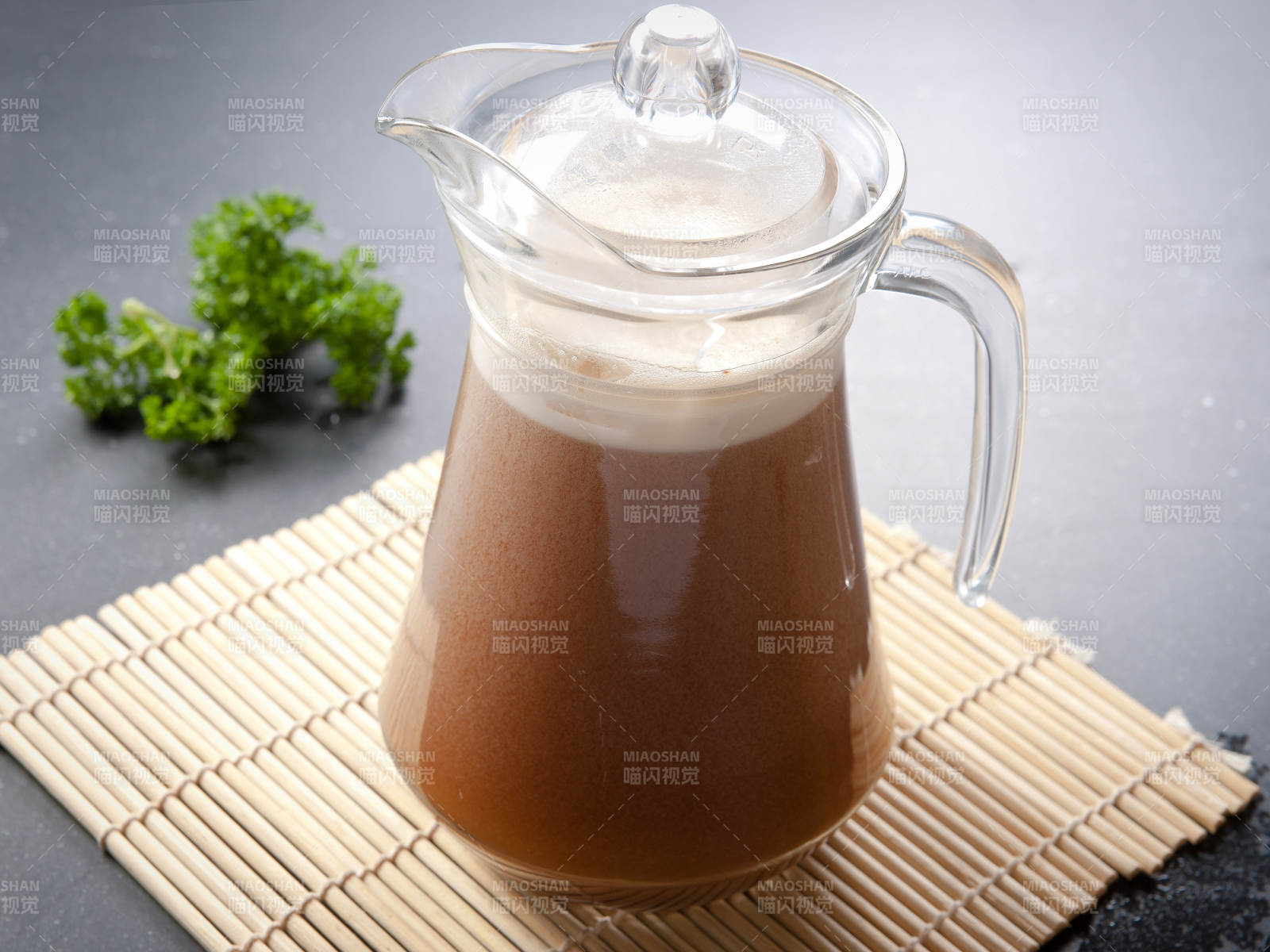 玻璃器皿装的鲜榨果蔬汁图片