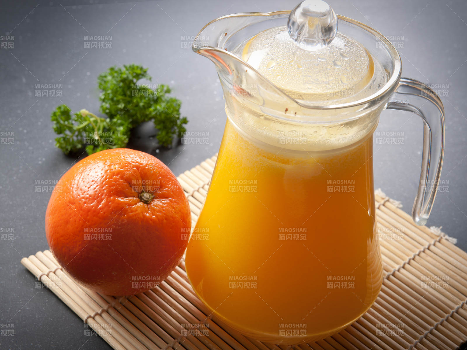 玻璃器皿装的鲜榨果蔬汁图片