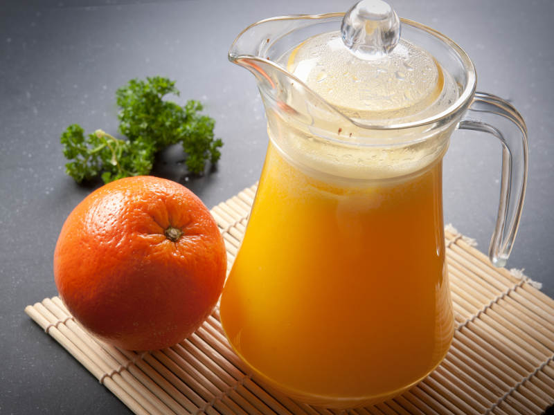 玻璃器皿装的鲜榨果蔬汁图片