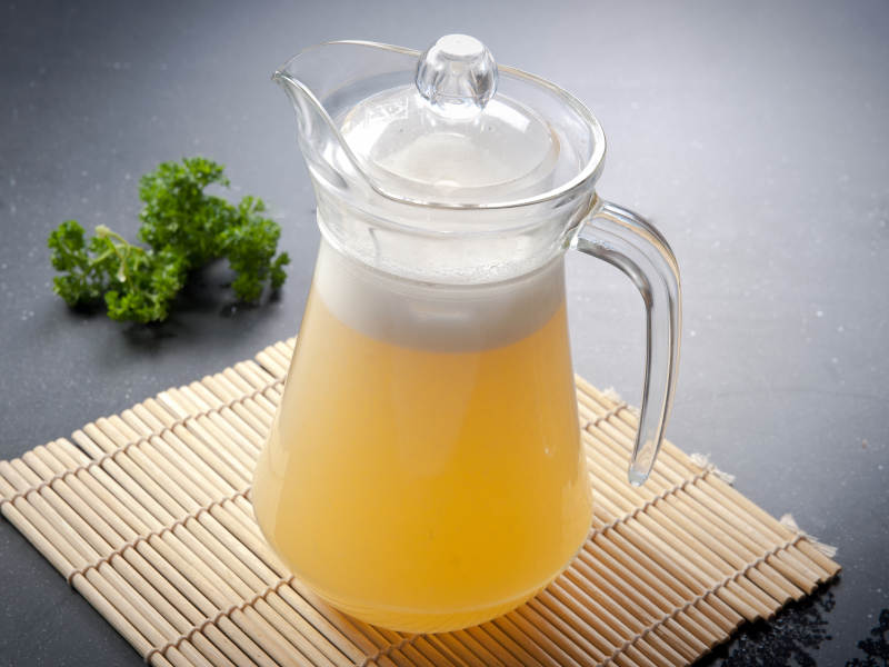 玻璃器皿装的鲜榨果蔬汁图片