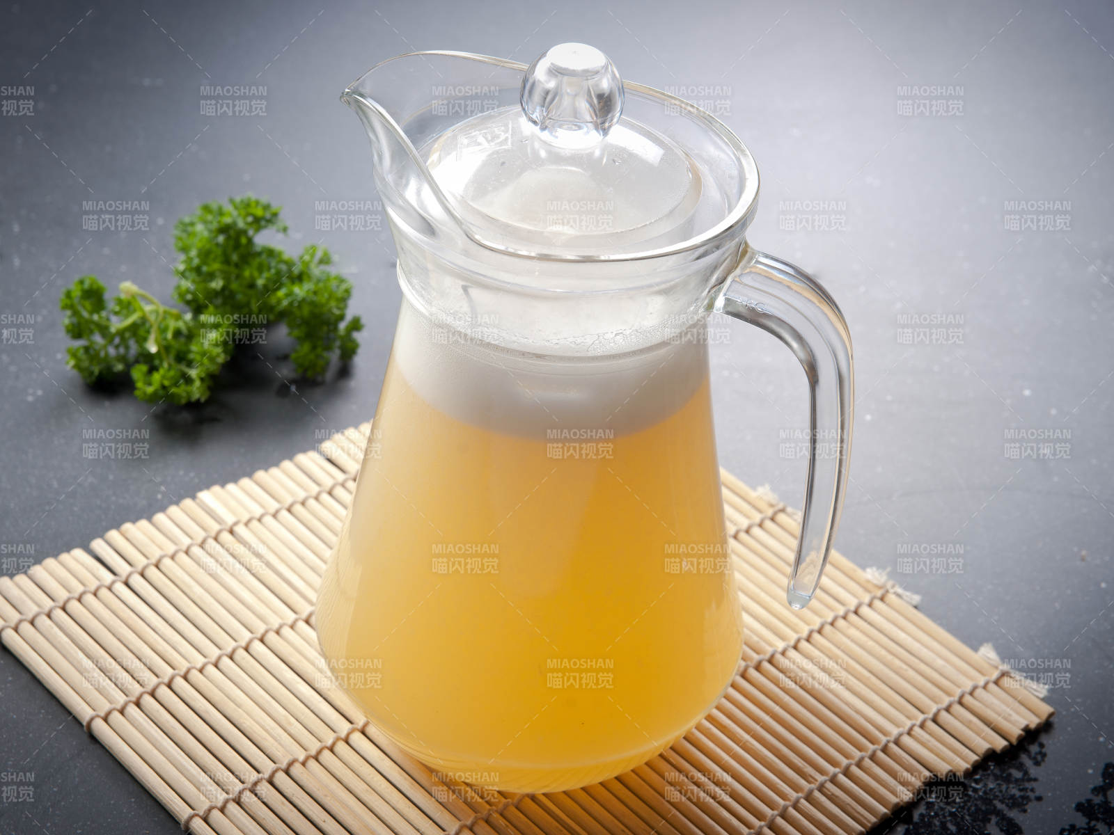 玻璃器皿装的鲜榨果蔬汁图片