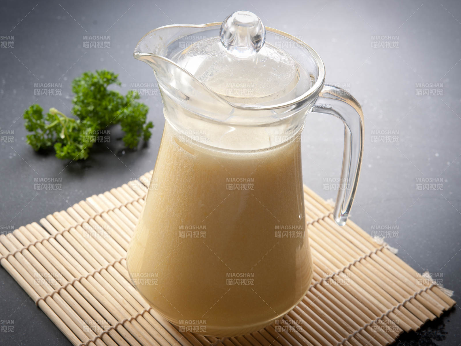 玻璃器皿装的鲜榨果蔬汁图片