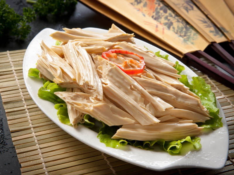 白色瓷盘装的火锅食材腐竹段图片