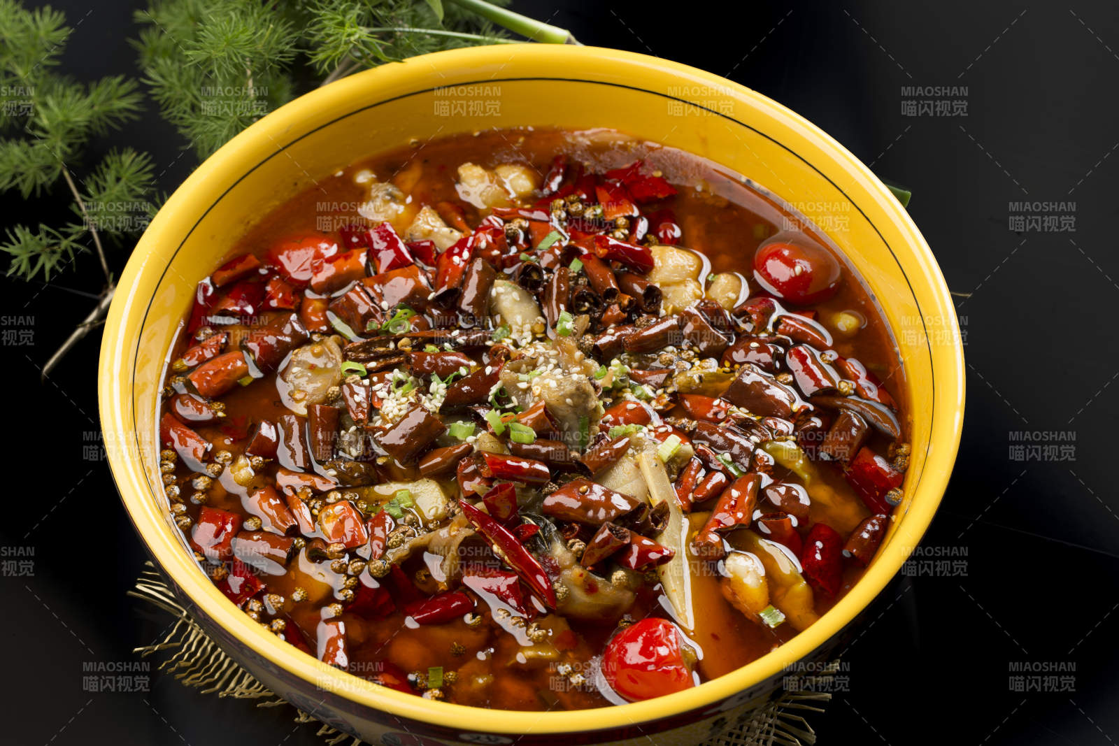 精美瓷餐具装的香水牛蛙图片