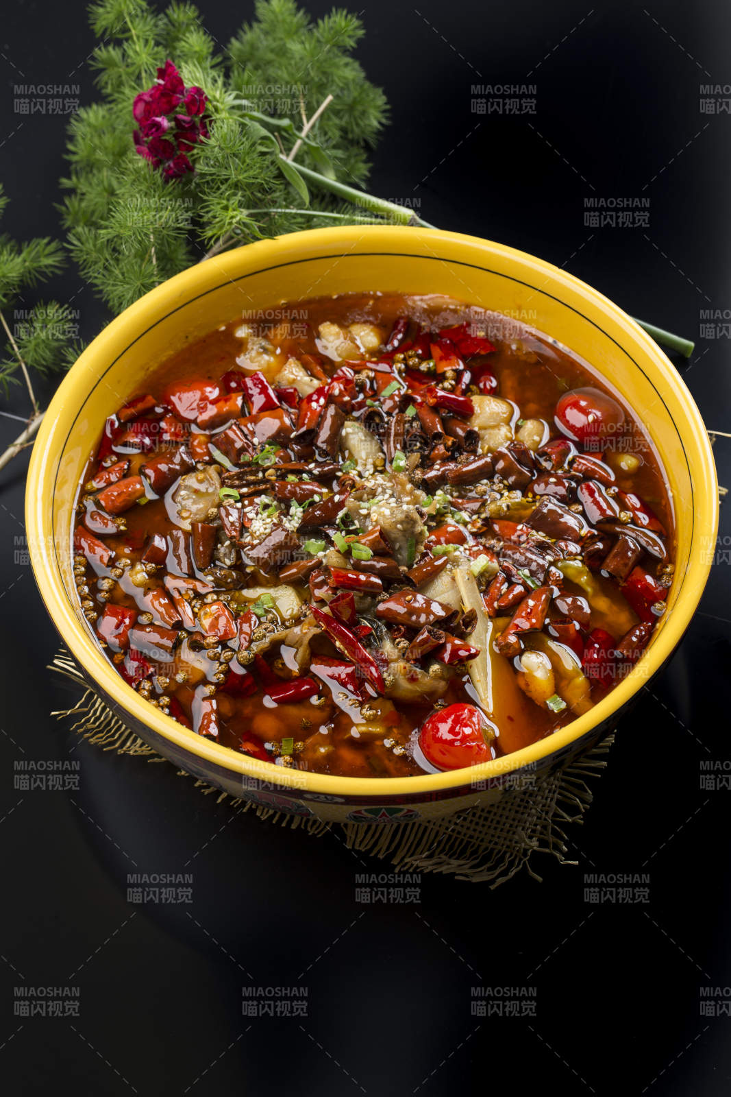 精美瓷餐具装的香水牛蛙图片