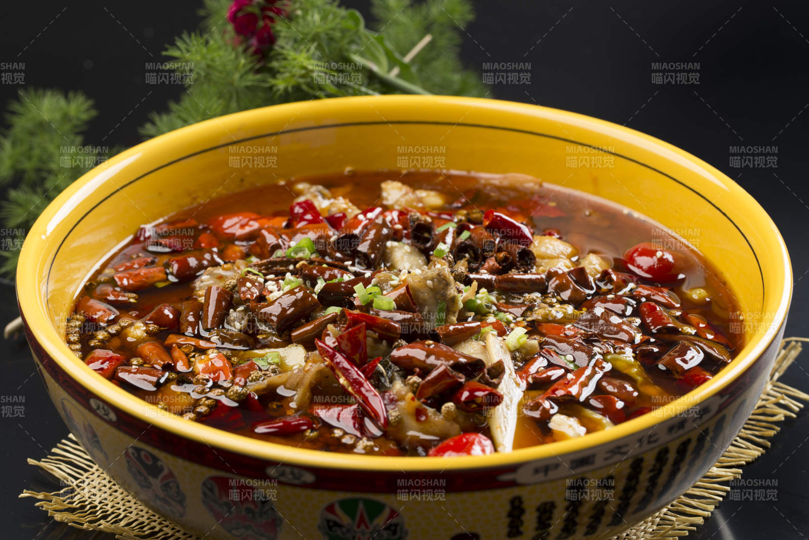 精美瓷餐具装的香水牛蛙图片