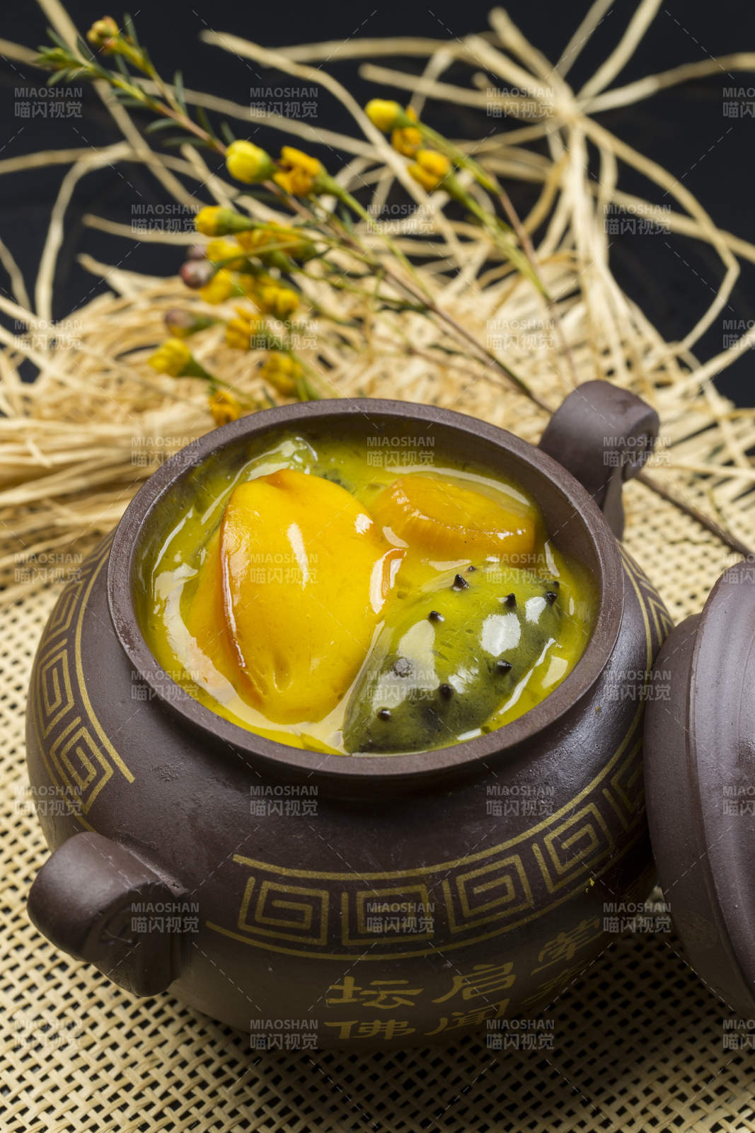 紫砂罐装的浓汤海底佛跳墙图片