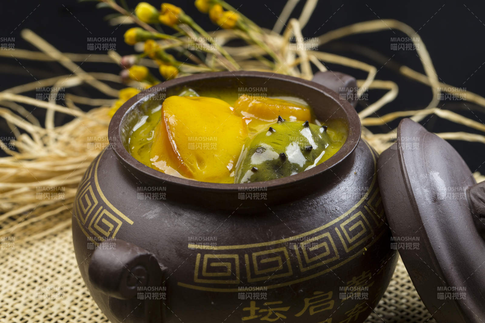 紫砂罐装的浓汤海底佛跳墙图片