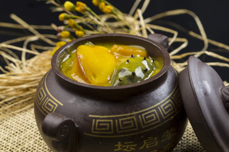 紫砂罐装的浓汤海底佛跳墙图片