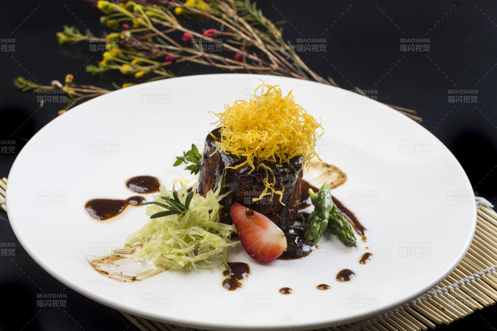 圆形白色瓷盘装的黑胡椒酱火腿图片