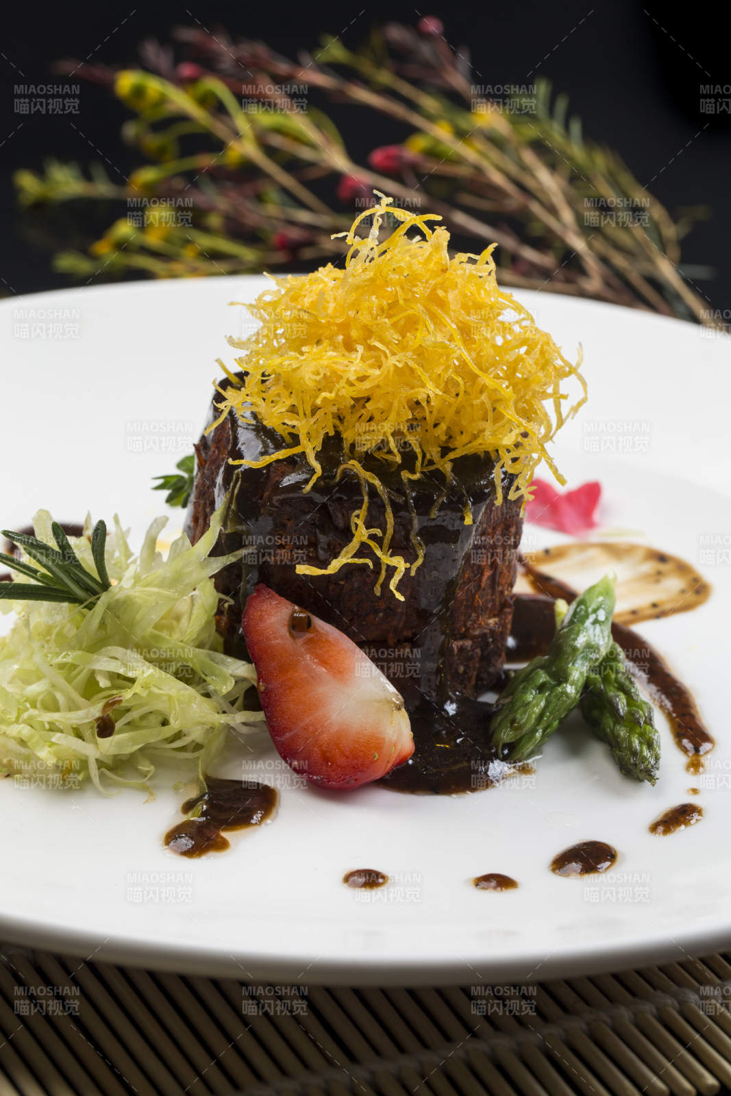 圆形白色瓷盘装的黑胡椒酱火腿图片