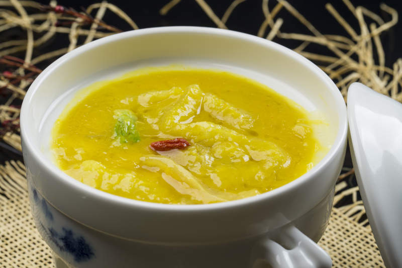 白色瓷汤盅装的浓汤鱼肚花胶图片