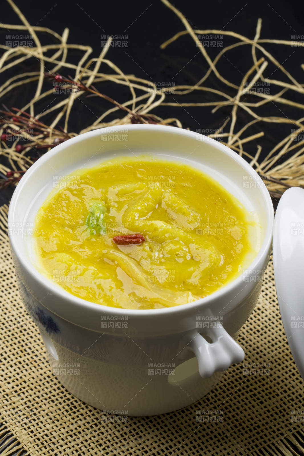 白色瓷汤盅装的浓汤鱼肚花胶图片