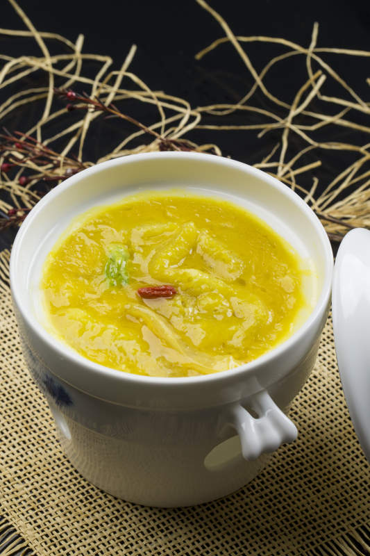 白色瓷汤盅装的浓汤鱼肚花胶图片