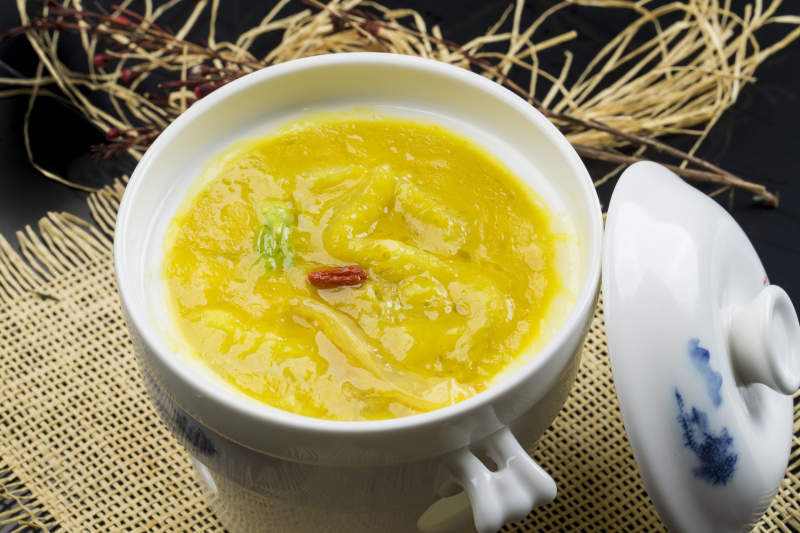 白色瓷汤盅装的浓汤鱼肚花胶图片