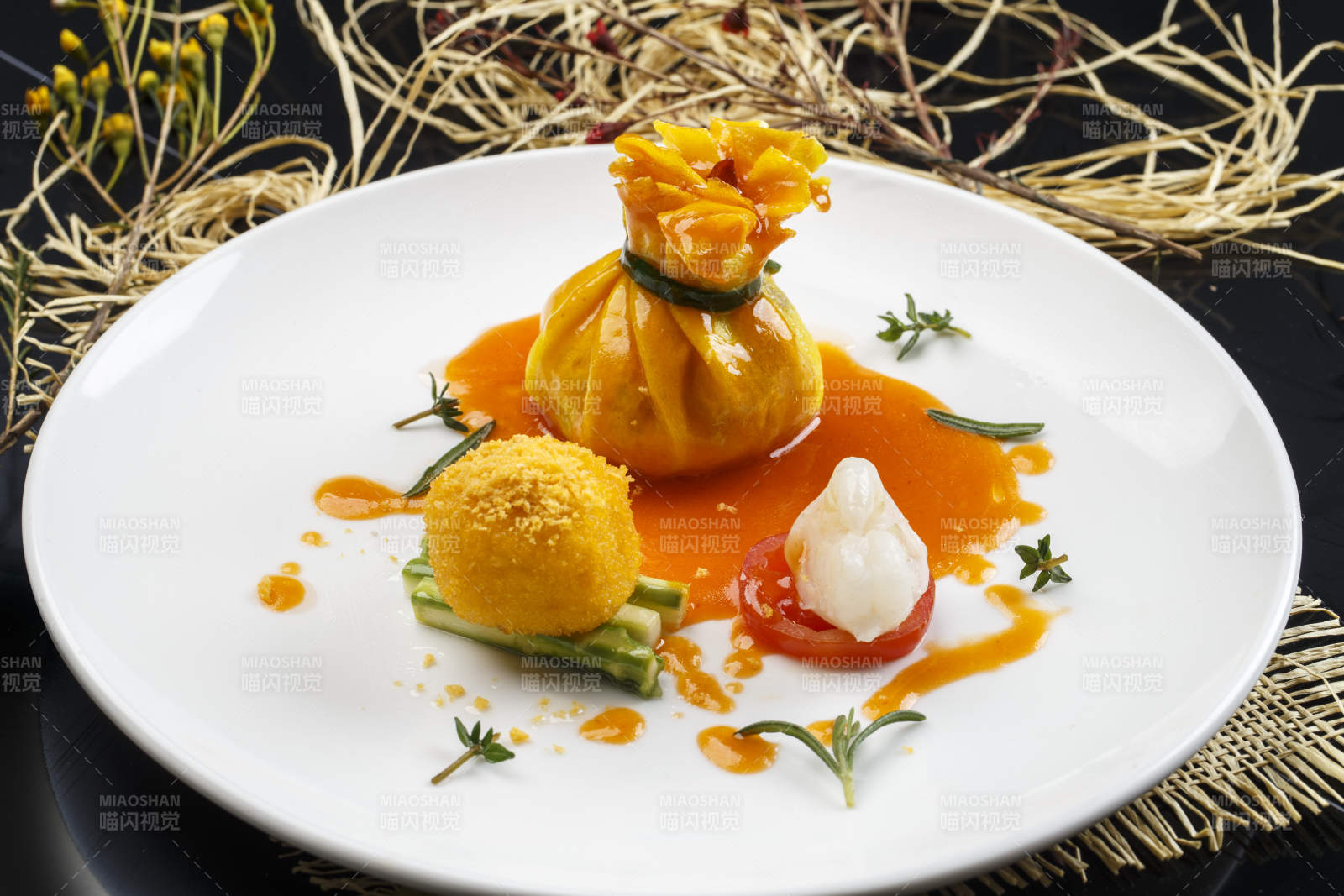 圆形白色瓷盘装的油炸汤圆口袋肉图片