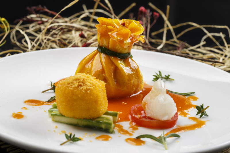 圆形白色瓷盘装的油炸汤圆口袋肉图片