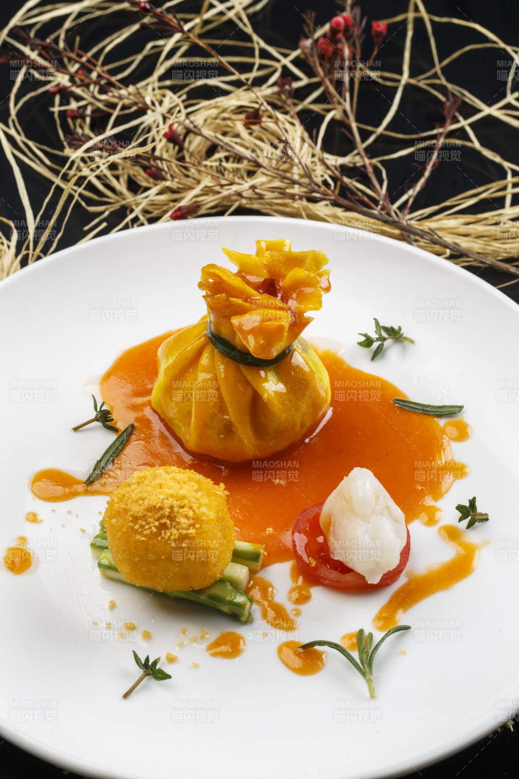 圆形白色瓷盘装的油炸汤圆口袋肉图片