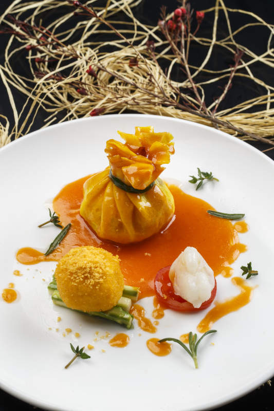 圆形白色瓷盘装的油炸汤圆口袋肉图片