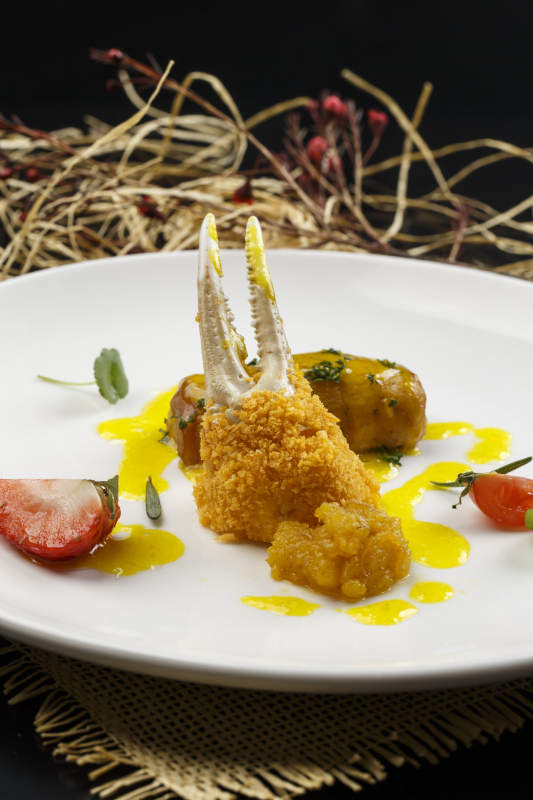 白色圆形瓷盘装的香炸深海蟹钳图片