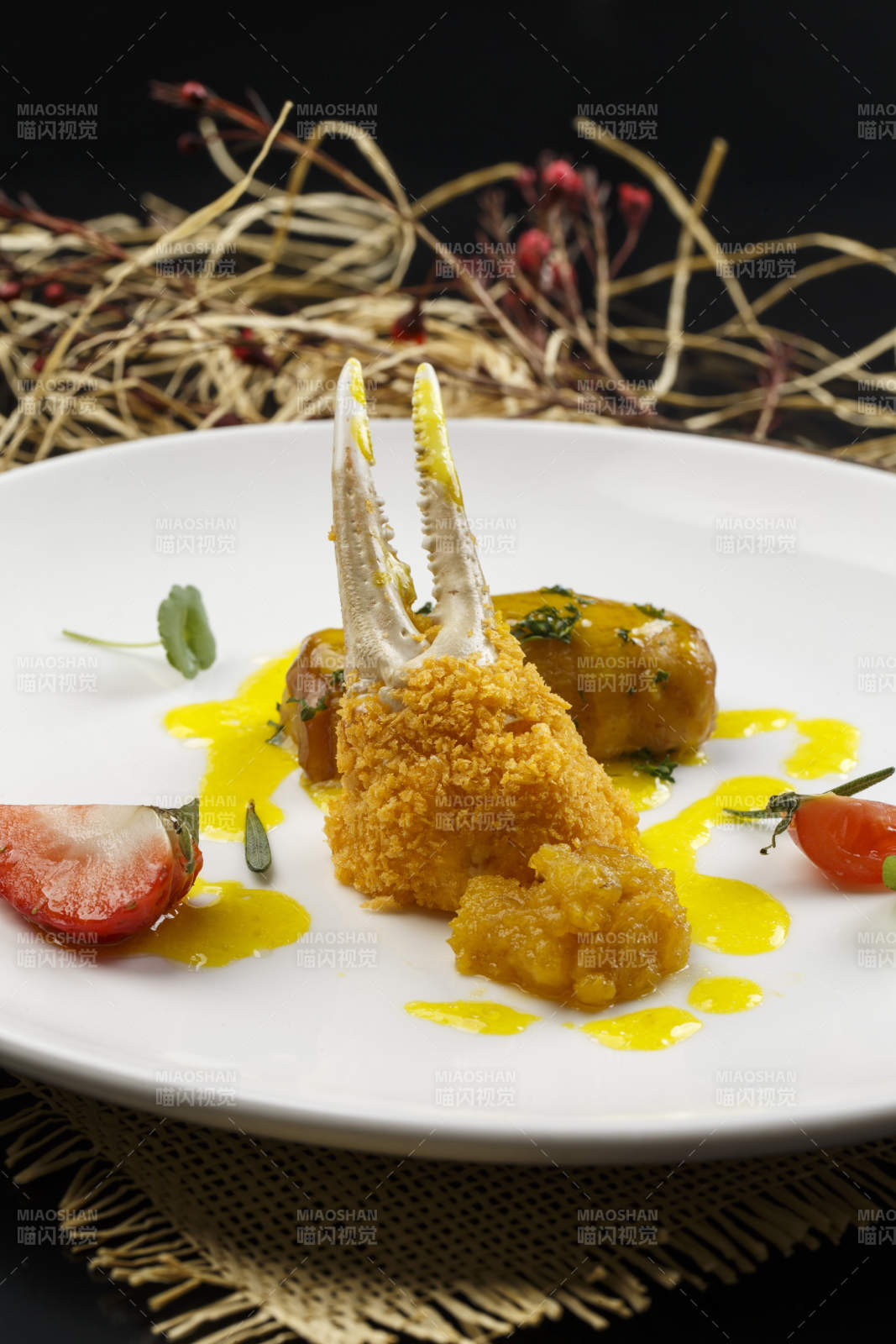 白色圆形瓷盘装的香炸深海蟹钳图片