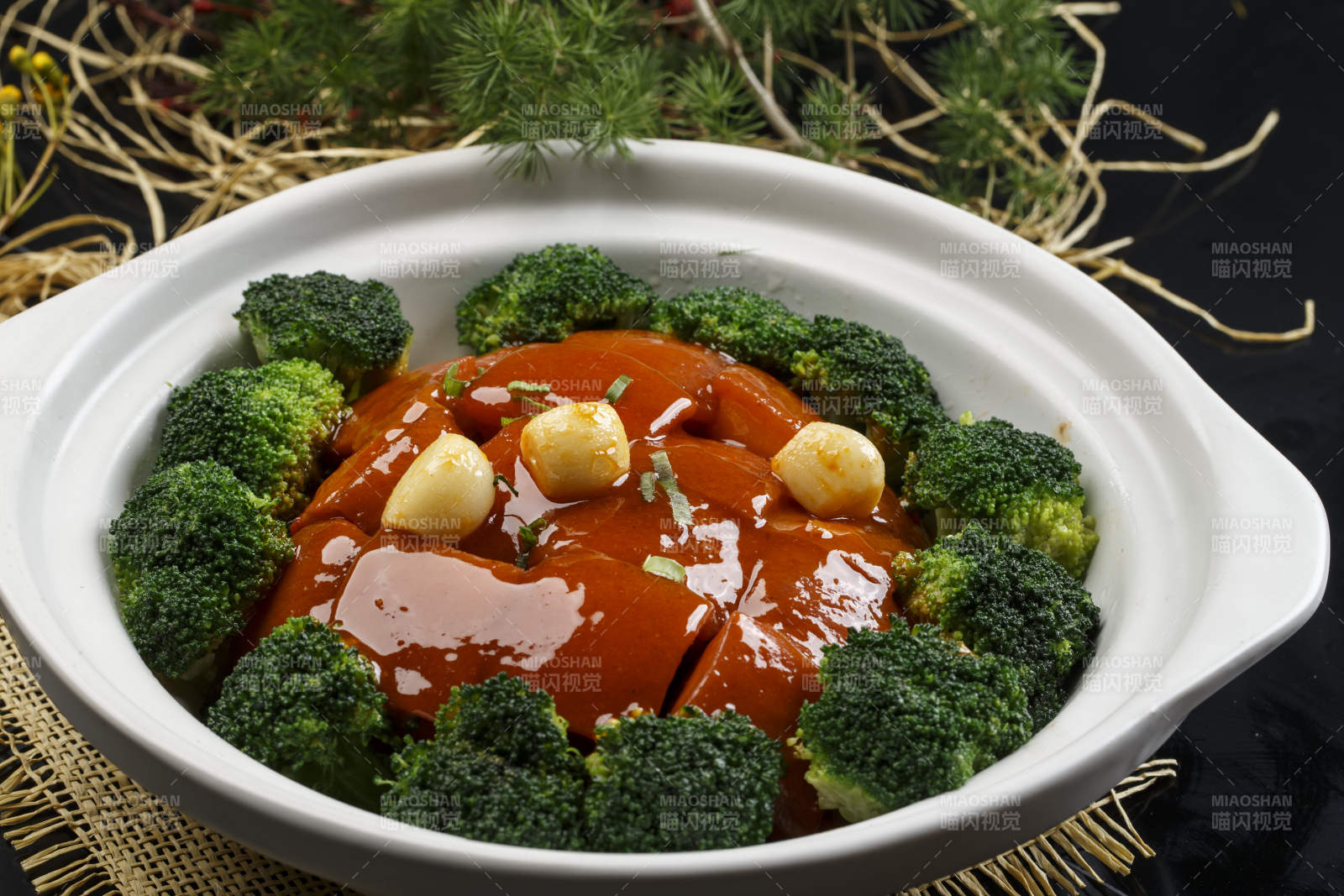 白色砂锅装的蒜香红烧肉图片