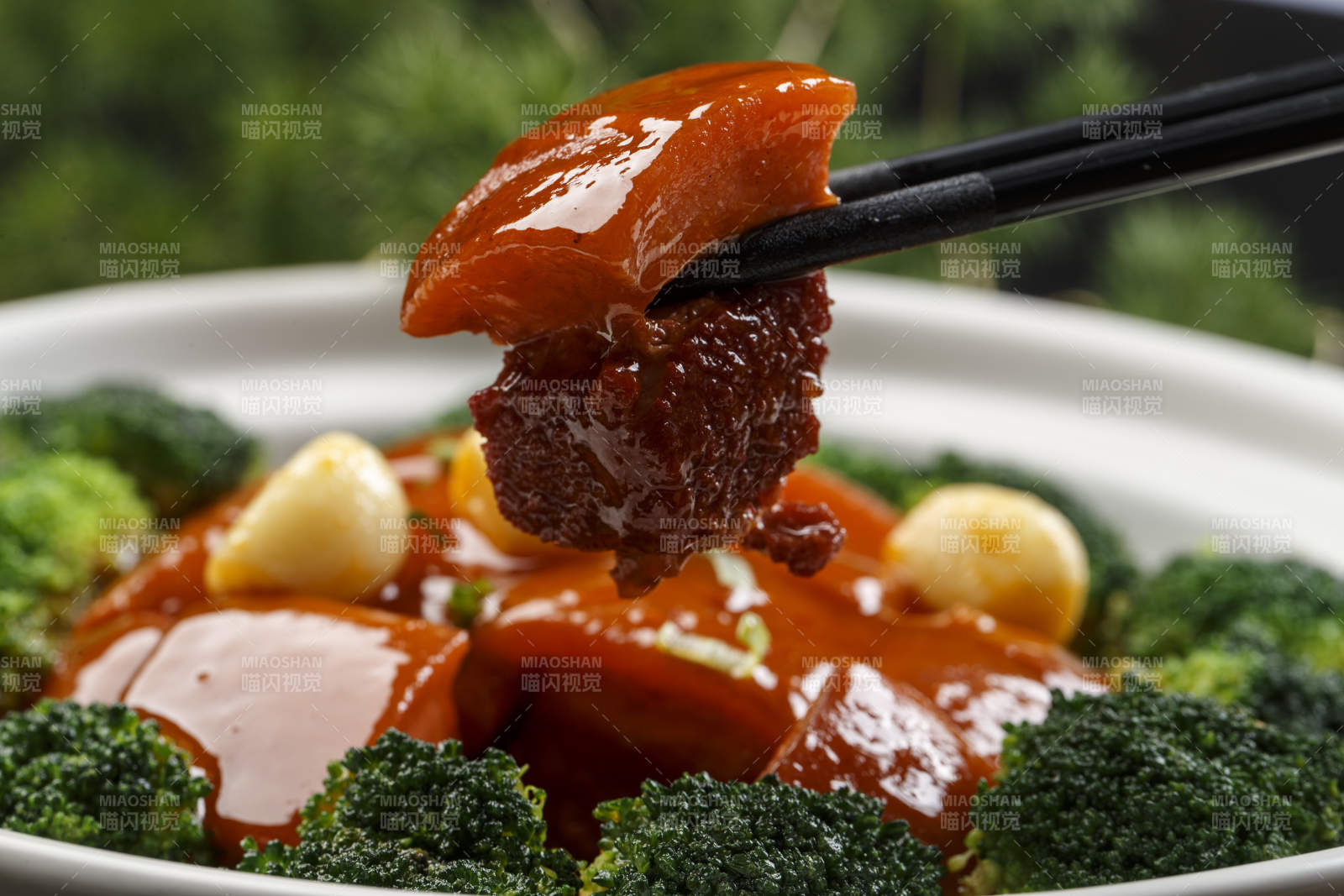 白色砂锅装的蒜香红烧肉图片