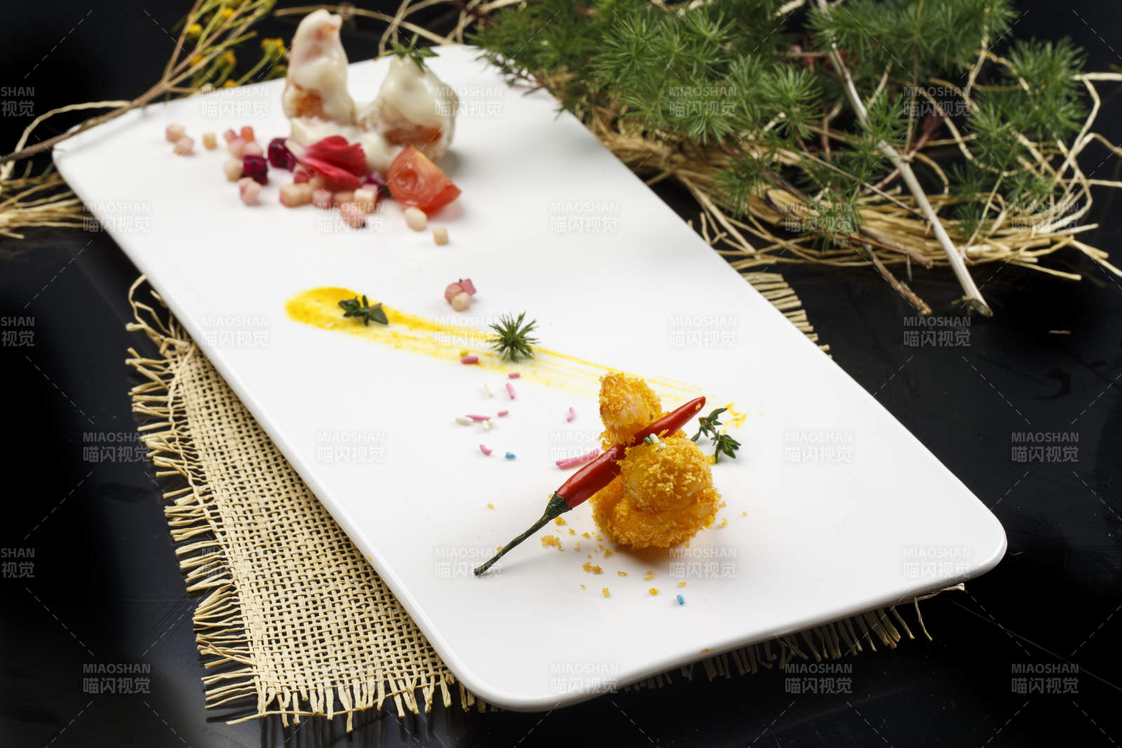 长方形白瓷盘装的一品炸虾图片