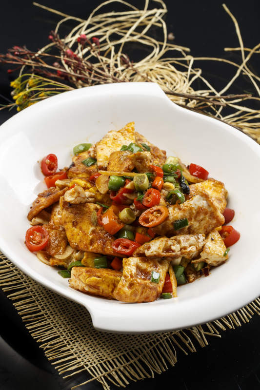 圆形白瓷盘装的湘味南豆腐图片